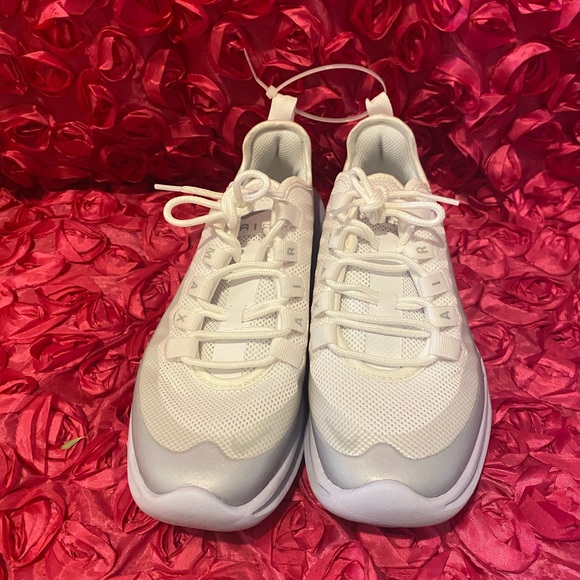 Nike Air Max Axis Sneaker - Picture 3 of 7